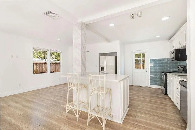 2 bed, 1.0 bath, 1008 sqft, $3,350 — Photo 4