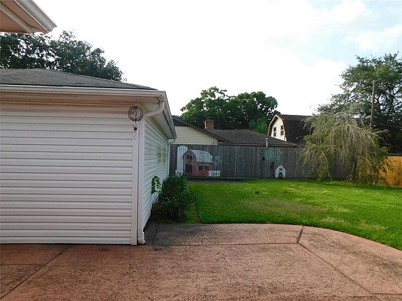 4th image of 2708 Shakespeare St