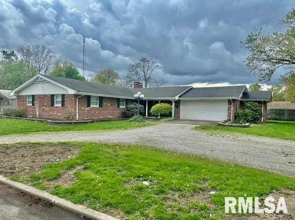 1202 W Pauline St, Taylorville, IL 62568