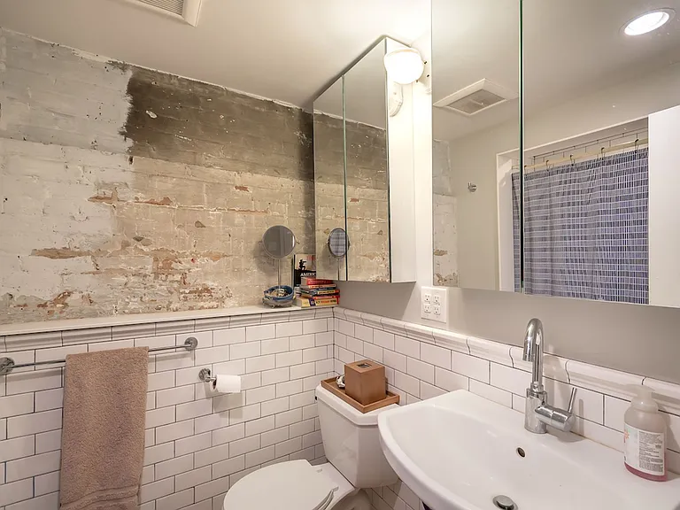 929 R St NW — Photo 13