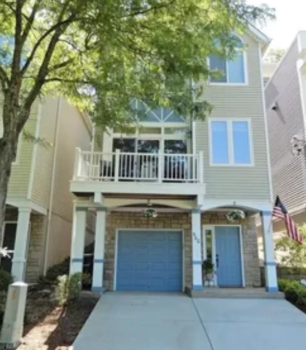 2 bed, 1450 sqft, $2,600 — Photo 1