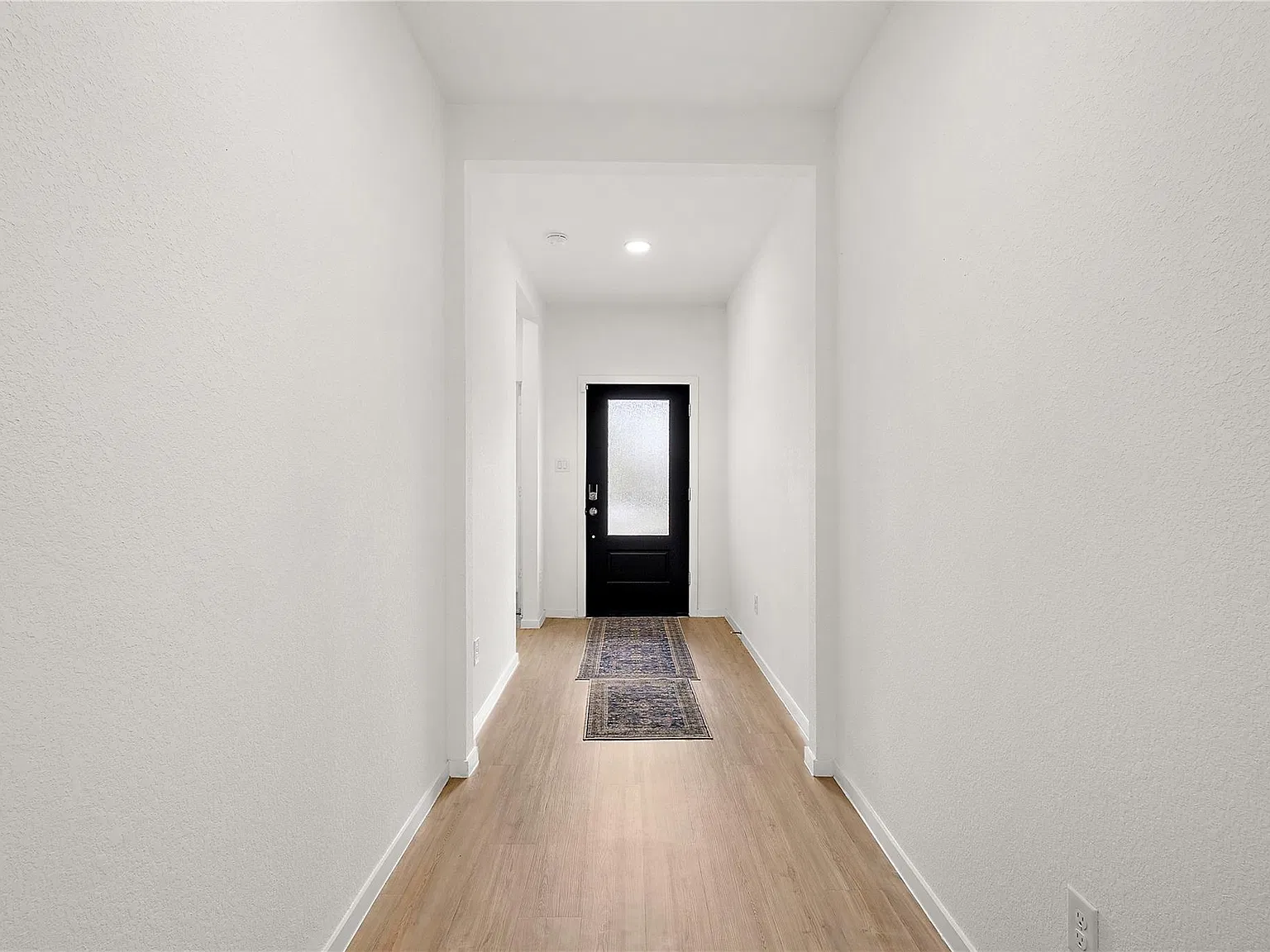 4 bed, 2.0 bath, 1925 sqft, $2,400 — Photo 3