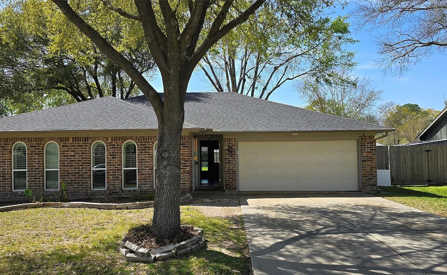 3 bed, 2.0 bath, 1558 sqft, $2,350 — Photo 2