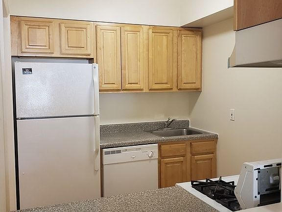 3rd image of 25-20 Crescent St #E3