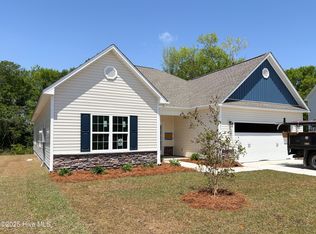 493 Pebble Shore Dr, Sneads Ferry, NC 28460