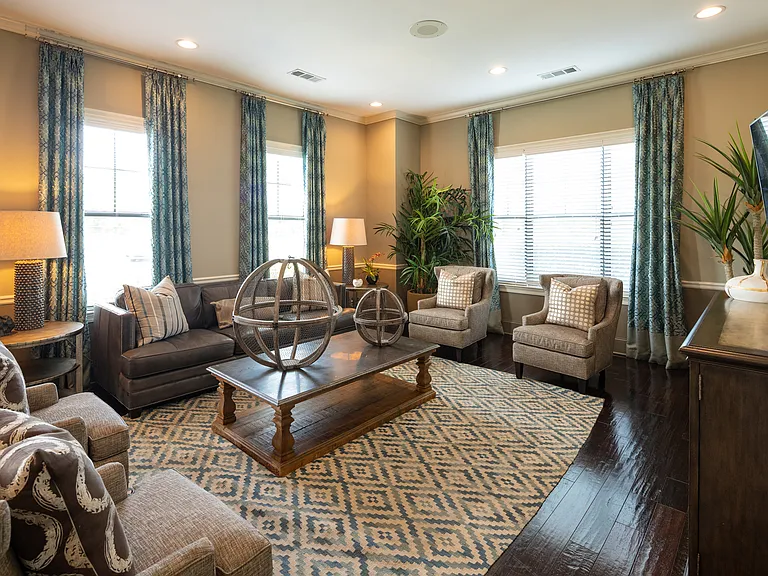 Gateway Crossing — Photo 21