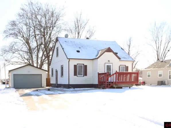 305 E Sharon St, Le Center, MN 56057
