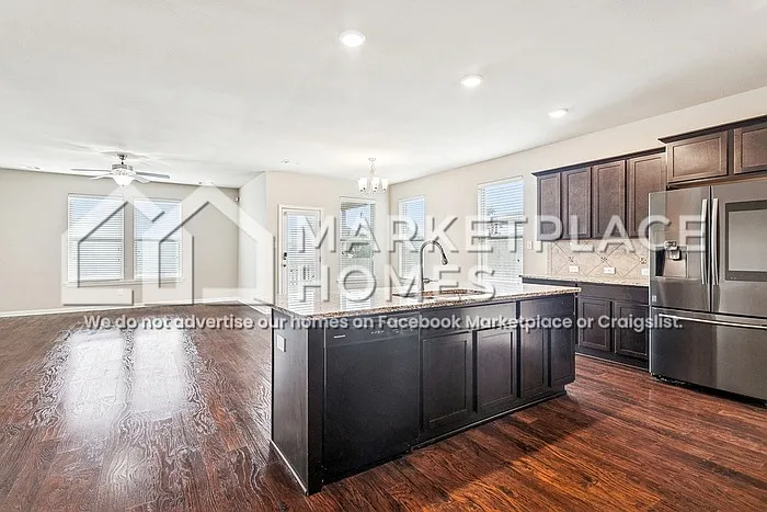 4 bed, 2.0 bath, 2200 sqft, $2,400 — Photo 3