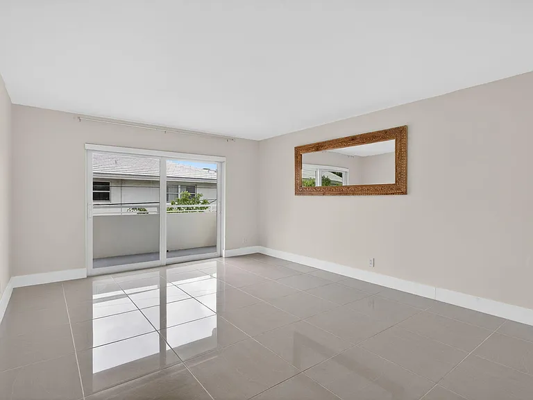 3212 NE 12th St #204 — Photo 12