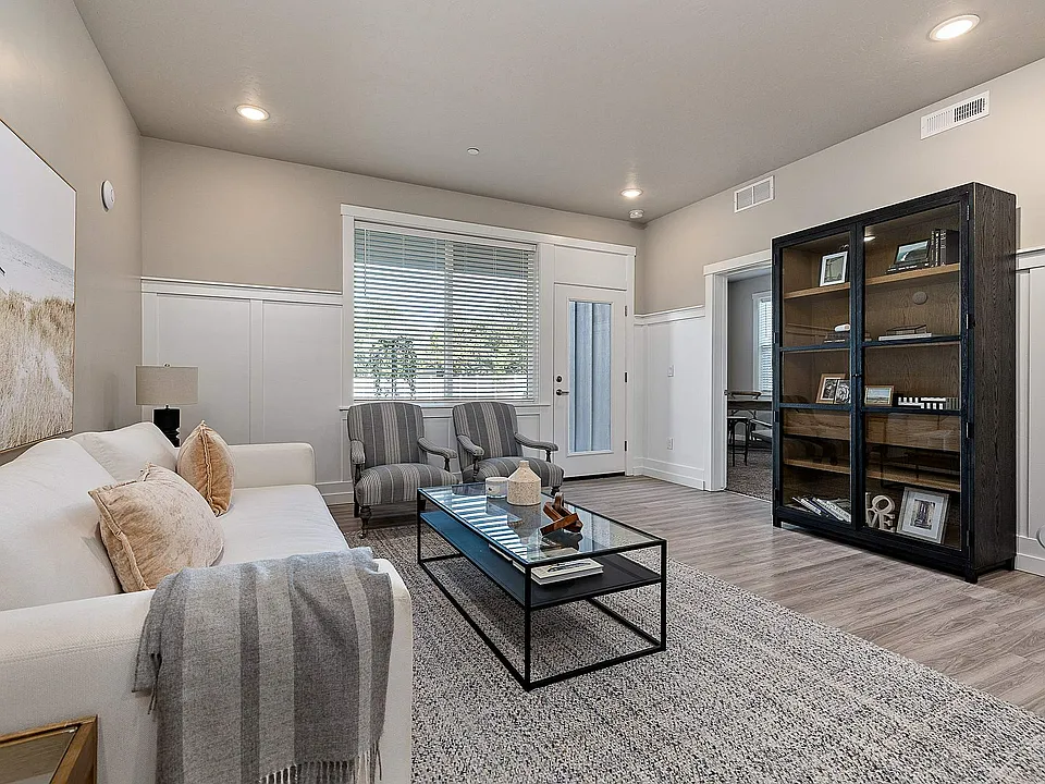Latitude 40 Two Bedroom With Garage