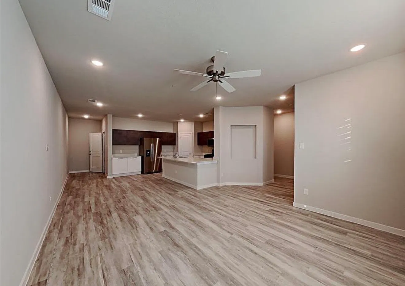 4 bed, 2.5 bath, 1900 sqft, $2,200 — Photo 2
