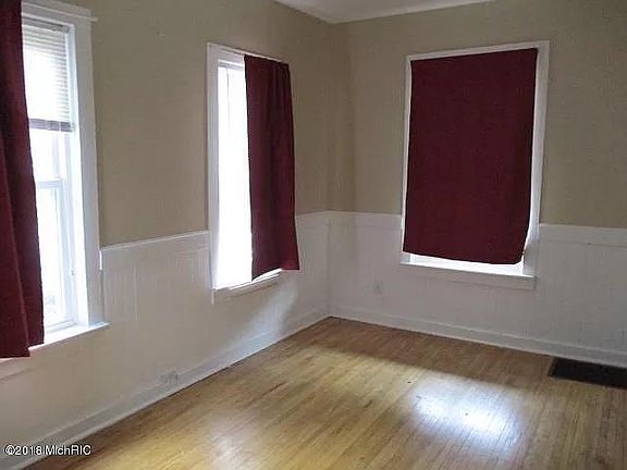 3rd image of 1138 Logan St SE