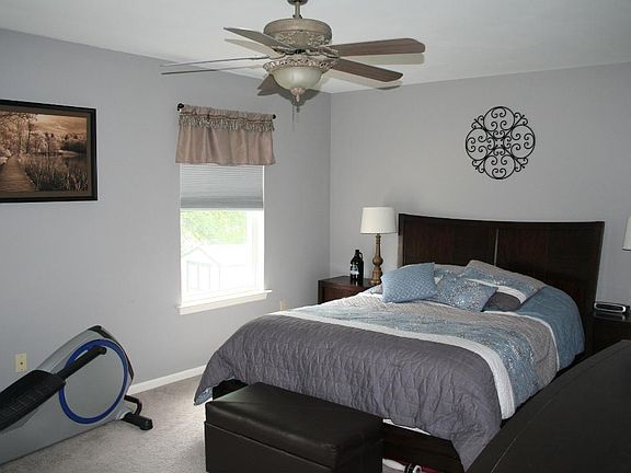 Large Masterbedroom, en suite bath, walk in closet 