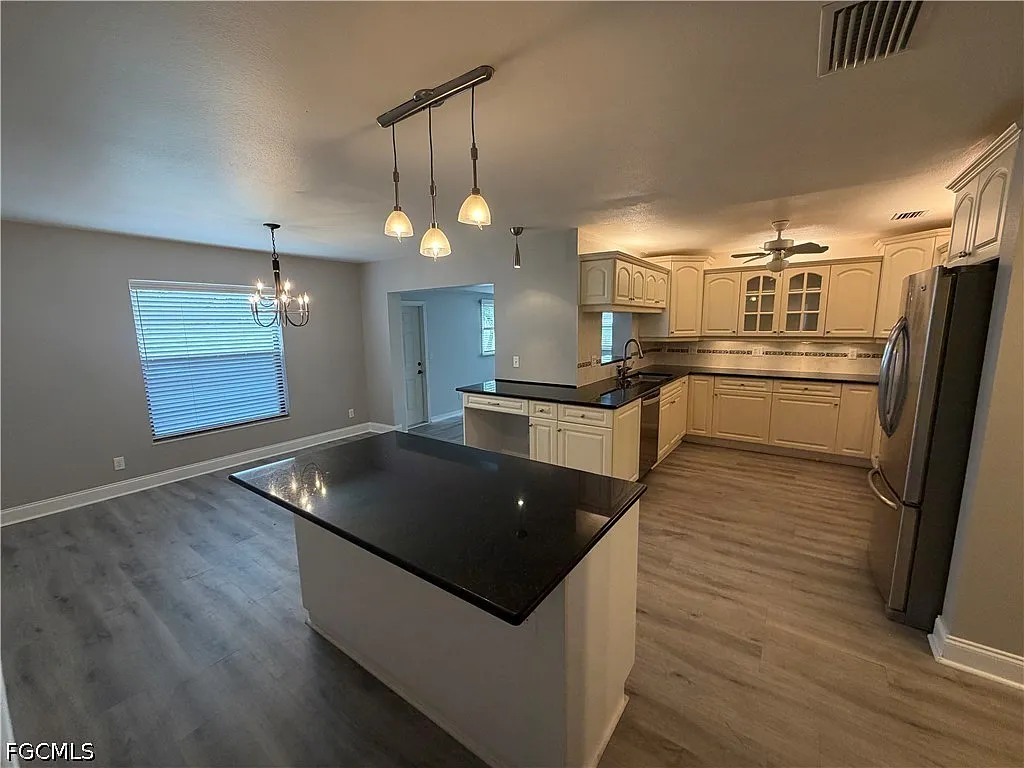 3 bed, 2.0 bath, 1862 sqft, $2,195 — Photo 2