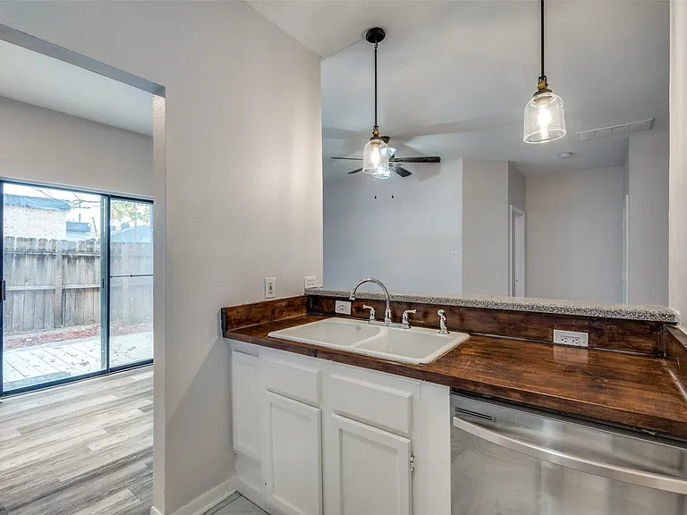2815 Reagan St #2 — Photo 3