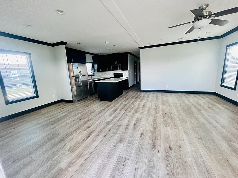 Spacious livingroom and dining room