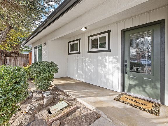 4th image of 308 E Country Avenue