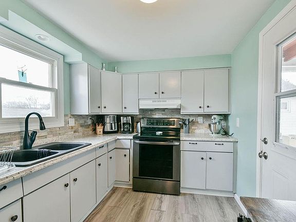 3rd image of 864 Kingston Dr