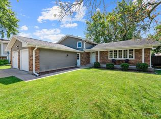 737 Bedford Dr, Crystal Lake, IL 60014