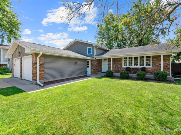 737 Bedford Dr, Crystal Lake, IL 60014