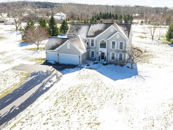 11 Portofino Cir, Henrietta, NY 14467