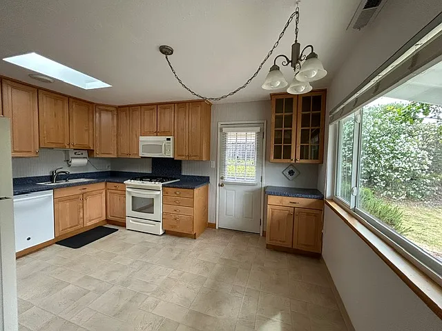 109 S Navarra Dr — Photo 6