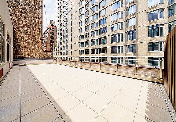 3rd image of 321 W 37th St