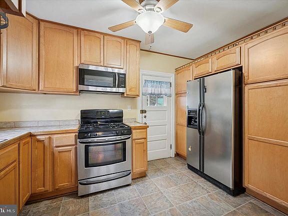 3rd image of 420 Passmore St