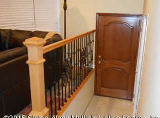 218 Woods Of Arden Rd, Staten Island, NY 10312
