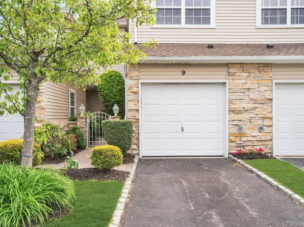 9 Windwatch Drive, Hauppauge, NY 11788