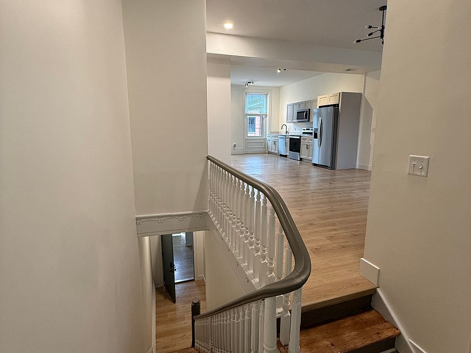 Landing to living room/kitchen