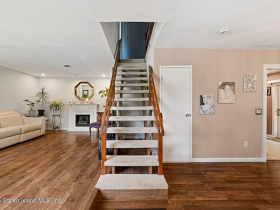 3rd image of 100 Belmar Dr W