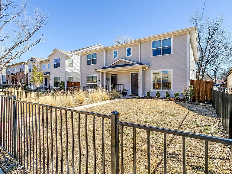 215 Athenia Dr — Photo 2