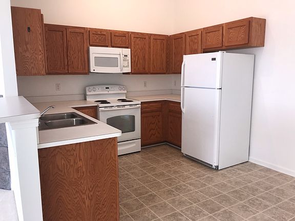 5th image of 43085 Burlington Dr