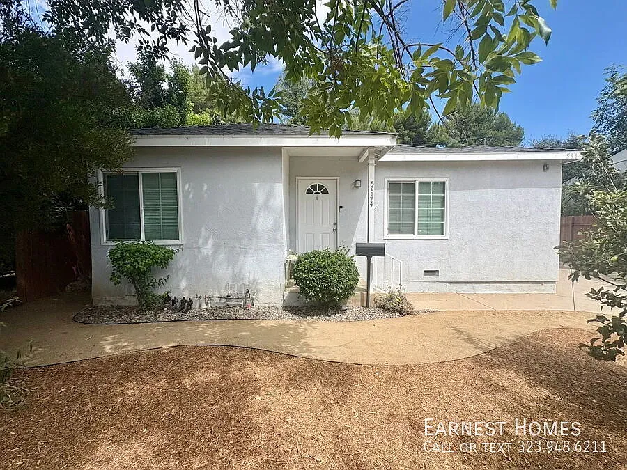 Beautiful 3-Bedroom Home with Spacious Yard & Included ADU in Sherman Oaks — Photo 2