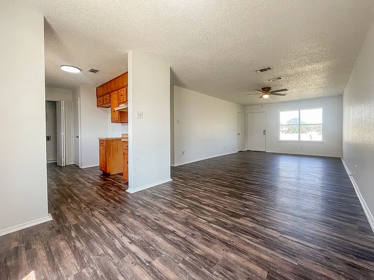 433 W Panther Way — Photo 6