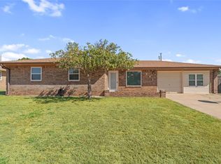561 Skyview Dr, Watonga, OK 73772