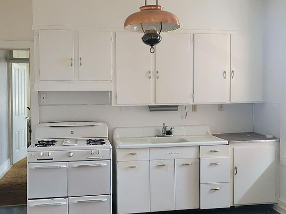 4th image of 610 W Norwegian St