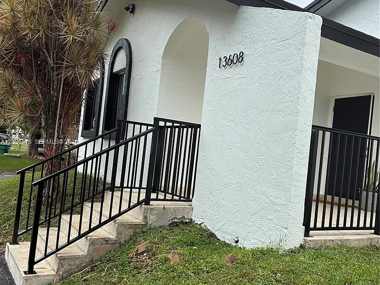 13608 SW 286th Ter — Photo 2