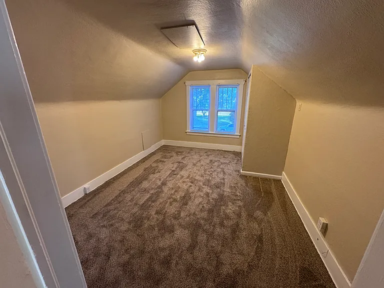 204 W 15th St — Photo 16