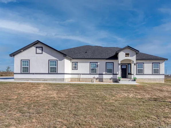 105 Hidden Cove, Floresville, TX 78114