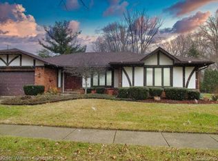 6924 Emerald Shores Dr, Troy, MI 48085