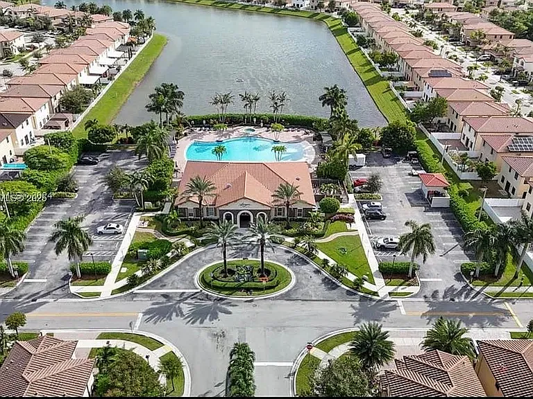 4 bed, 3.0 bath, 2402 sqft, $4,200 — Photo 2