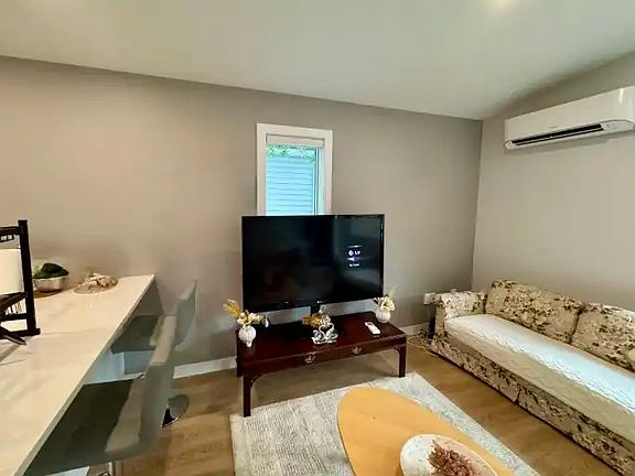 5th image of 462 Rosedale Ave #1A