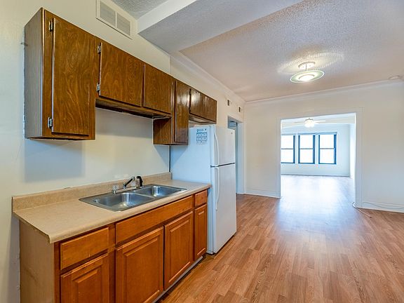 4th image of 6617 N Clark St #2L