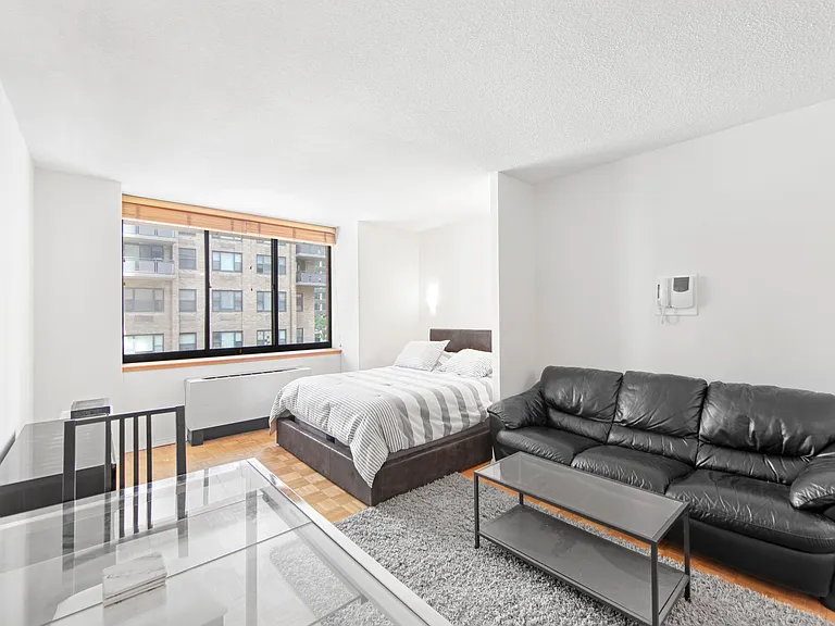 250 E 40th St #4C — Photo 1