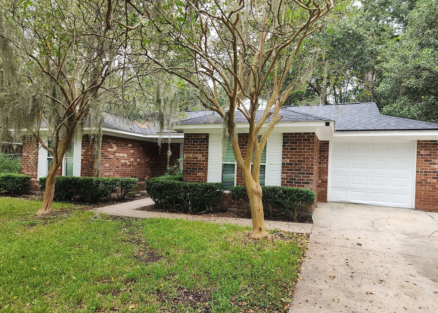 3 Bed/2bath Whitfield Park home with 1 car garage & large enclosed back porch! — Photo 3