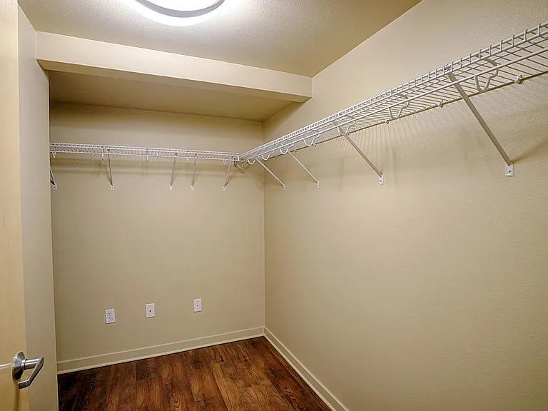 Saxe Apartments — Photo 38