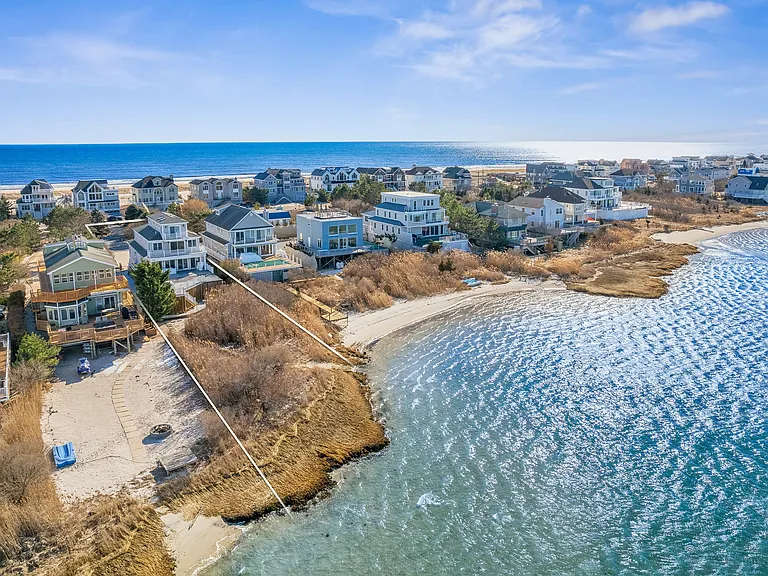 842 Dune Rd — Photo 1