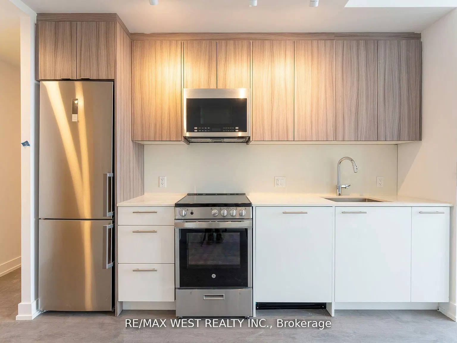 215 Veterans Dr — Photo 1